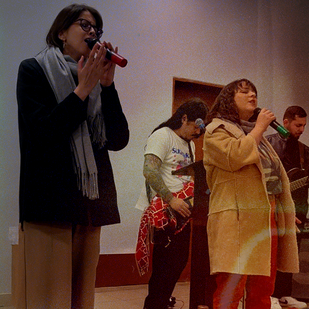 Vocalistas da ALLMEGA ministrando durante o louvor