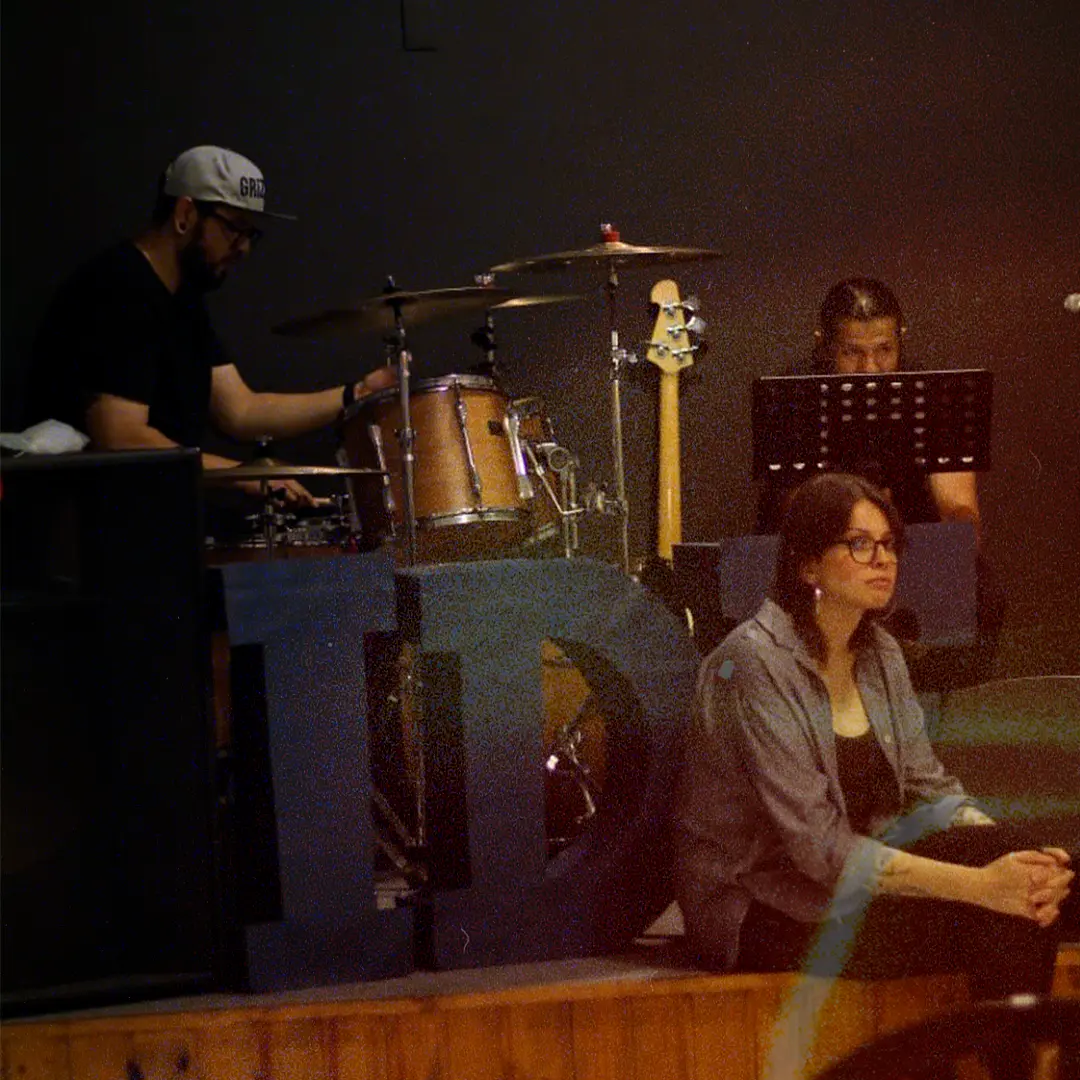 Banda reunida no palco durante o culto