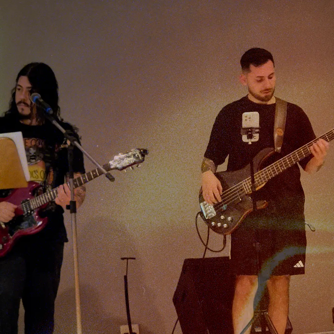 Guitarrista e baixista da ALLMEGA tocando juntos