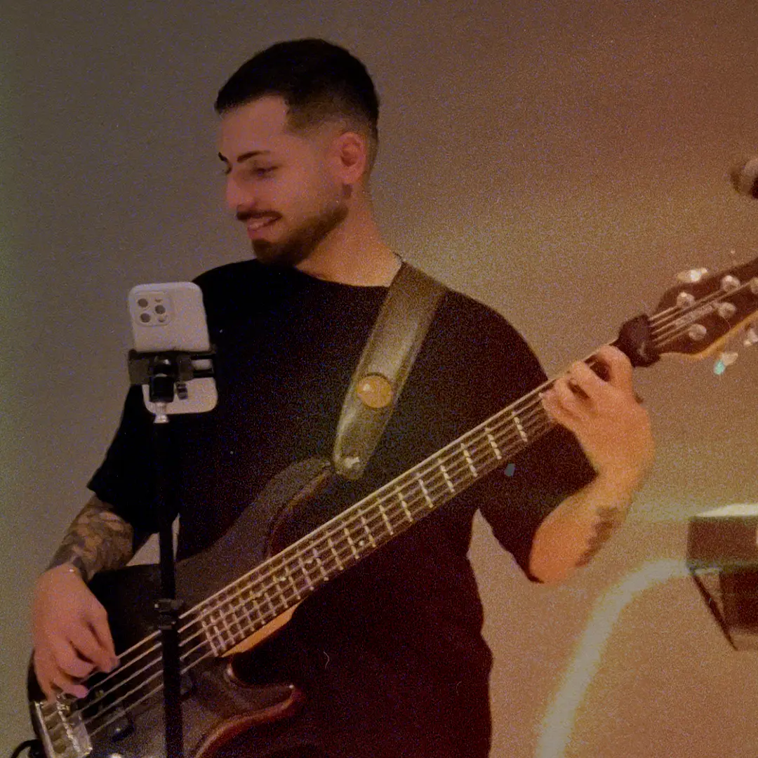 Baixista da ALLMEGA tocando durante o louvor