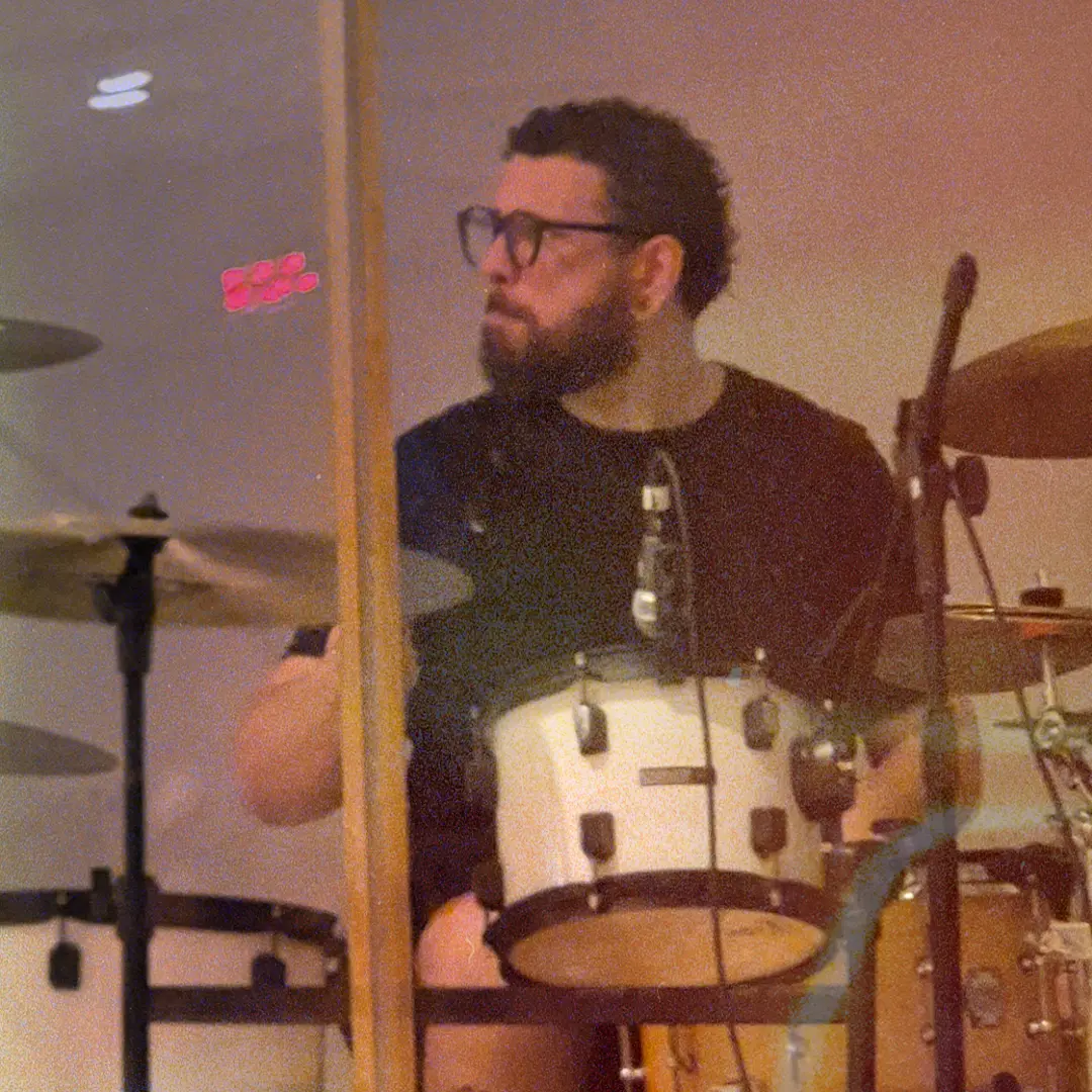 Baterista da ALLMEGA em ação no palco