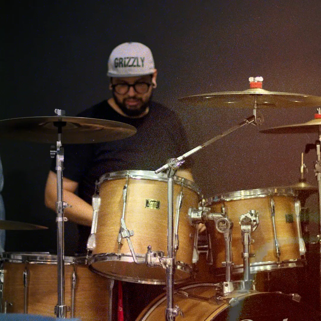 Baterista da ALLMEGA em ação no palco