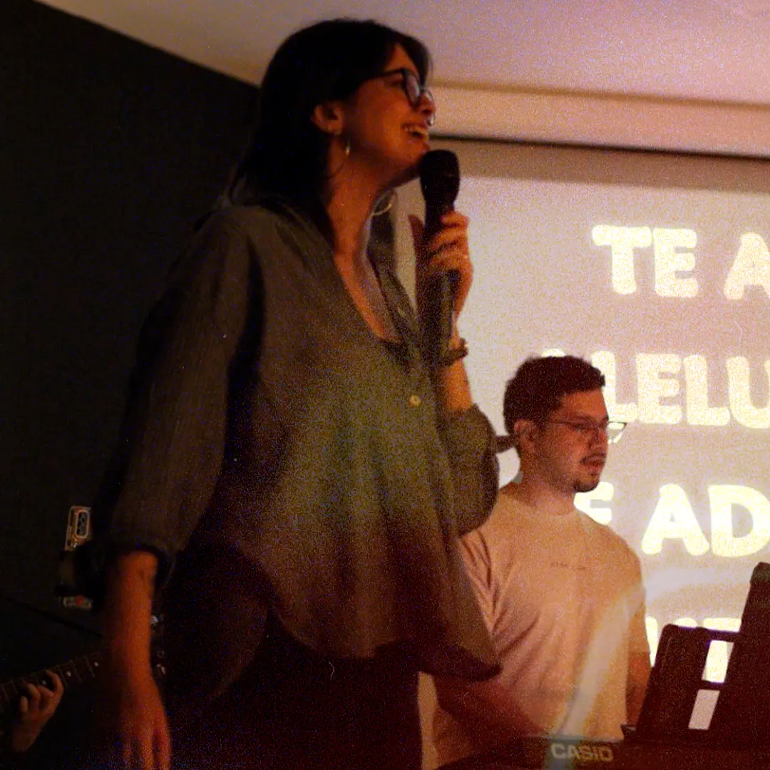 Vocal em ministração com projeção de letras ao fundo