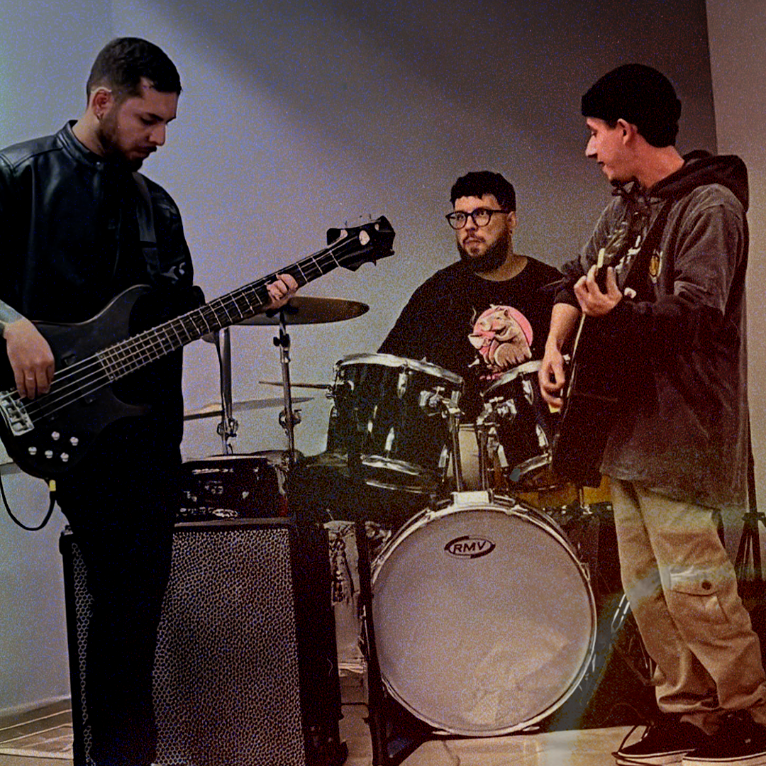 Baixo, bateria e violão durante ensaio da ALLMEGA